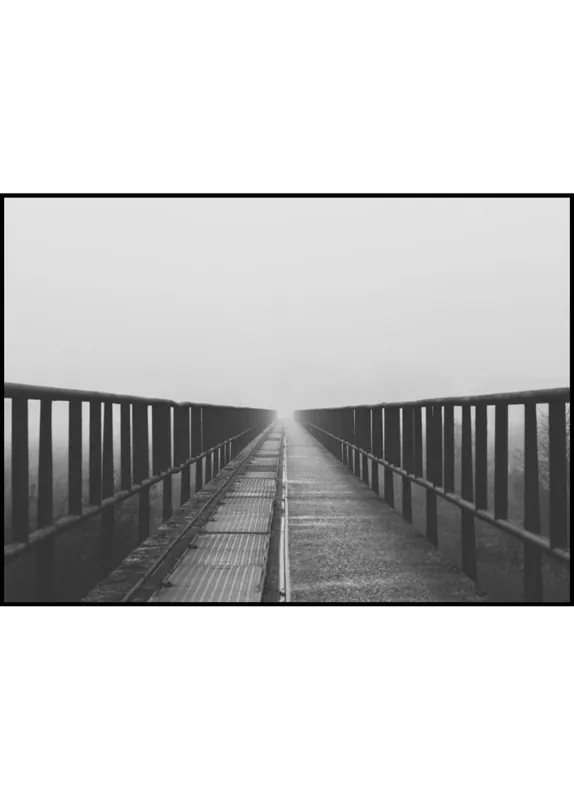 Greyscaled Foggy Bridge Poster Begrenztes Angebot