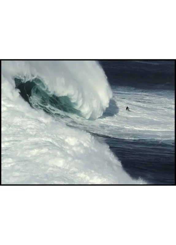 Giant Wave Behind a Surfer Poster Günstig