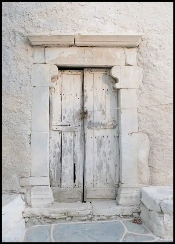 Gratis Versand Old Wooden Door in White Setting Poster