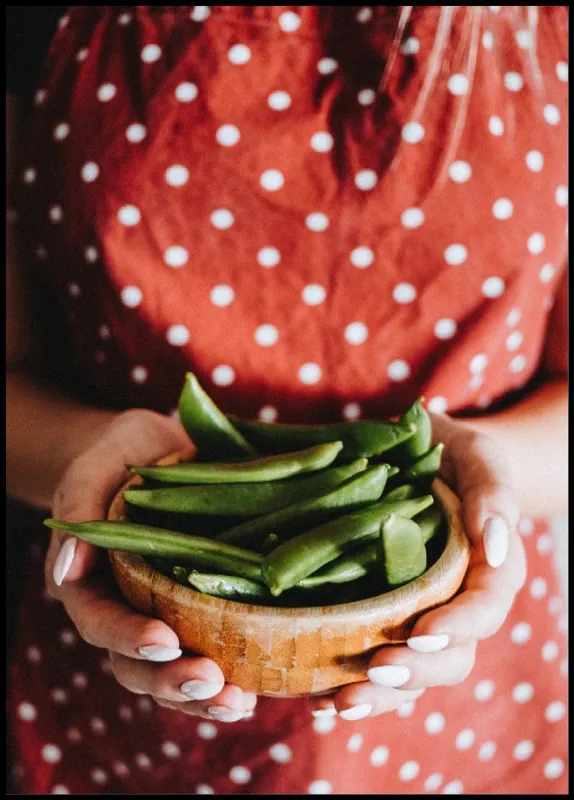 Woman Holding A Bowl Of Beans Poster Nur Für Kurze Zeit