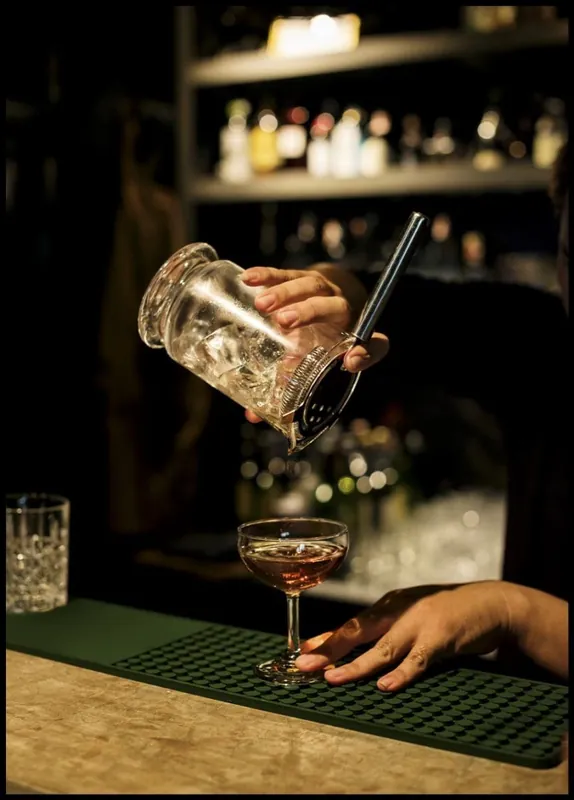 Garantierte Lieferung Bartender Making Drinks Poster