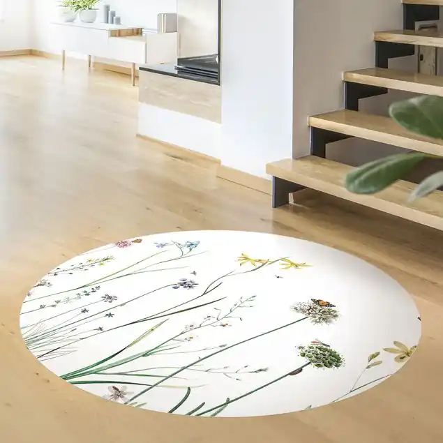 Echt Tanzende Schmetterlinge auf Wildblumen