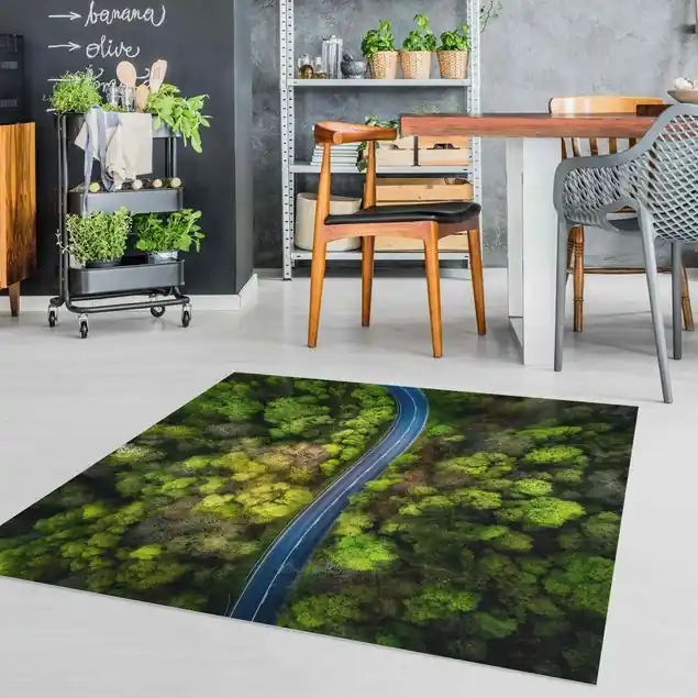 Luftbild - Asphaltstraße im Wald Top-Preis