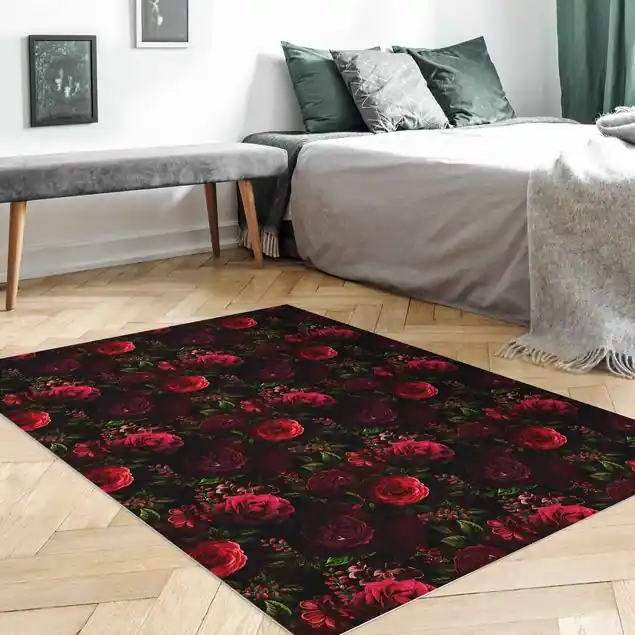 Bestpreis Rote Rosen vor Schwarz