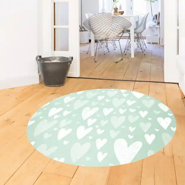 Neu Im Sortiment Kleine und große gezeichnete Weiße Herzen auf Grün