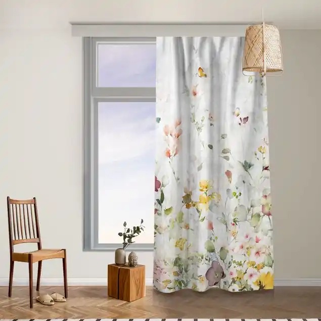 Neue Kollektion Aquarell Blüten auf weißer Shabby Betonwand