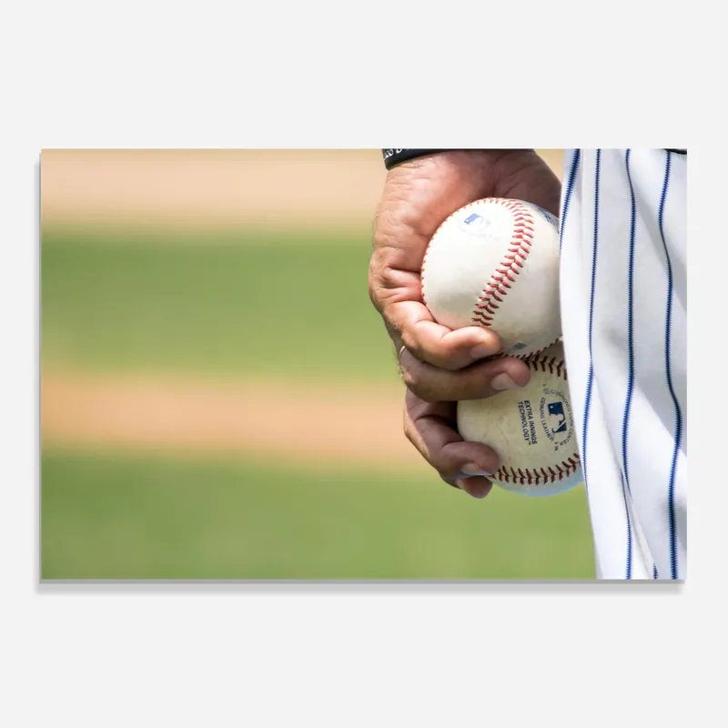 Glasbild Man Holding Baseball Balls Top-Angebot