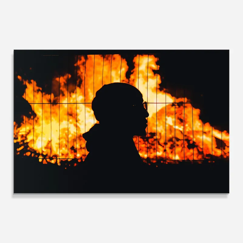 Glasbild Man Shilouette With Fire Billig