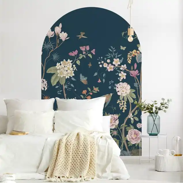 Neuheit Illustrierte Blumen Chinoiserie auf Dunkelblau Rundbogen Tapete