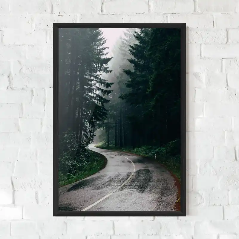 Gerahmte Poster Rainy Road Forest Kostenloser Rückversand