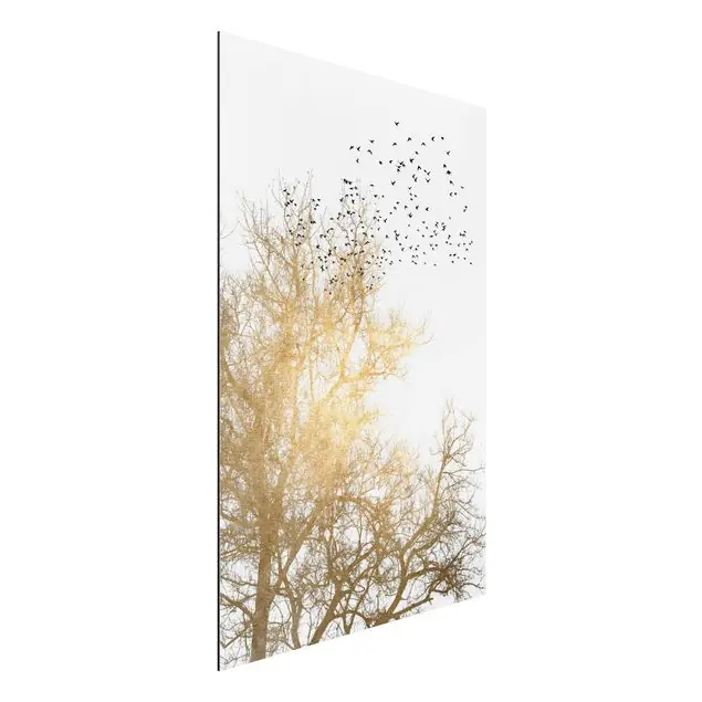 Billig Vogelschwarm vor goldenem Baum