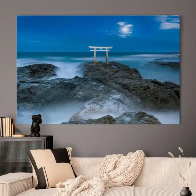 Billig Torii bei Vollmond am Meer