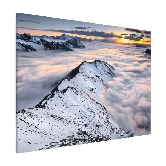 Finale Aktion Blick über Wolken und Berge