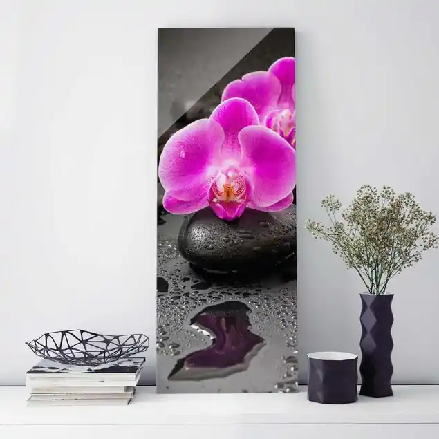 Pinke Orchideenblüten auf Steinen mit Tropfen Kostenloser Versand