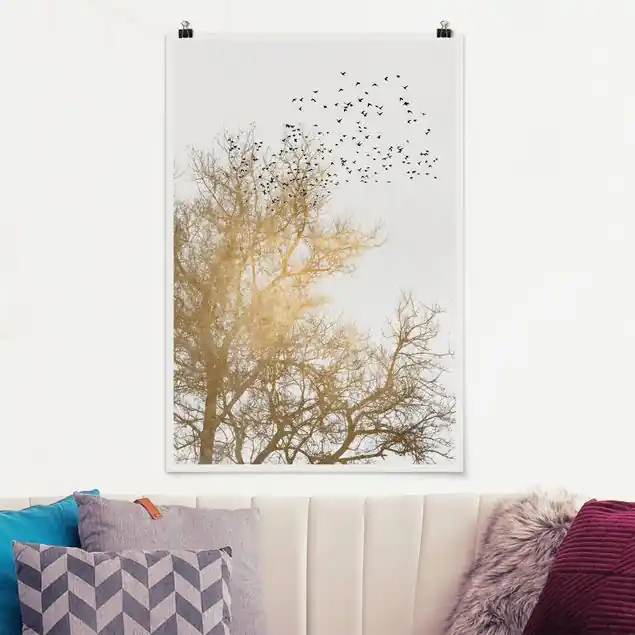 Vogelschwarm vor goldenem Baum Top-Preis