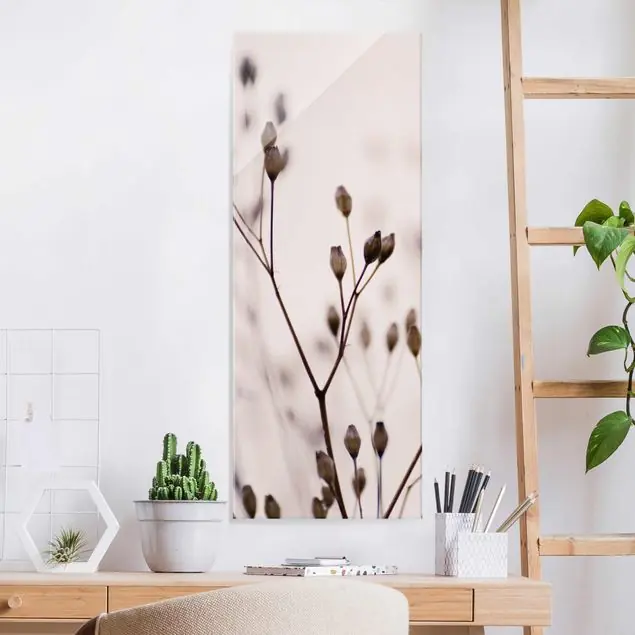 Dunkle Knospen am Wildblumenzweig Preisknaller