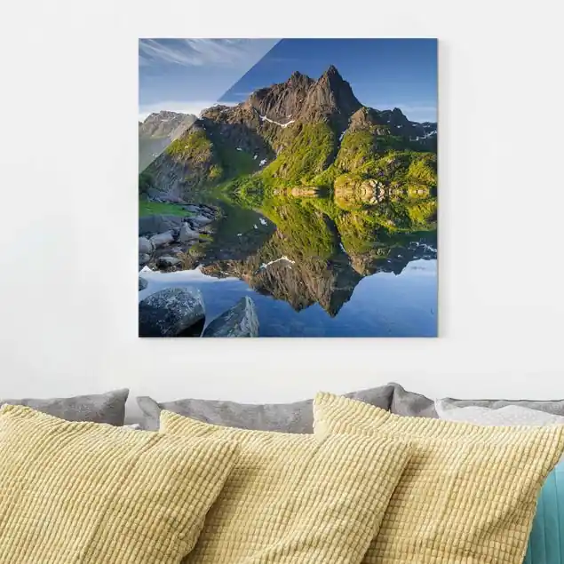 Berglandschaft mit Wasserspiegelung in Norwegen Billig