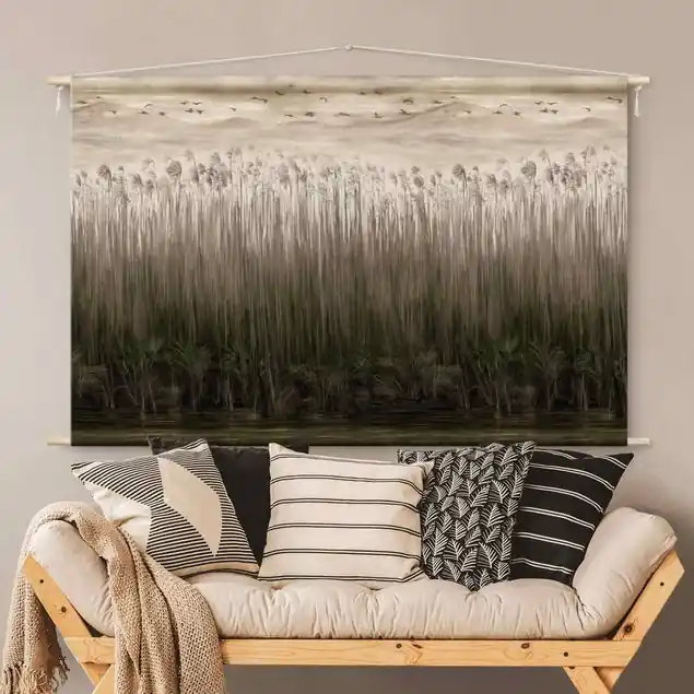 Neu Flussschilf vor Berglandschaft in beige