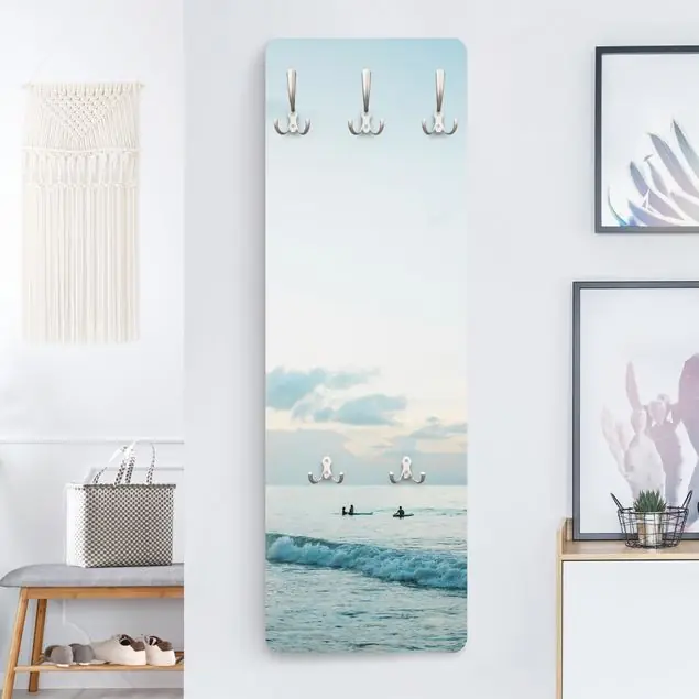 Surfer in pastellblauem Meer Wandgarderobe Direktkauf