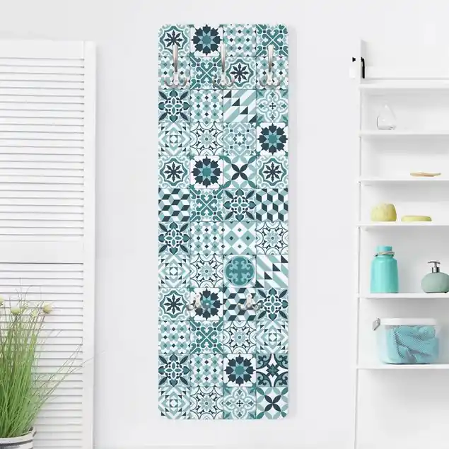 Geometrischer Fliesenmix Türkis Wandgarderobe Holzpaneel Saisonangebot