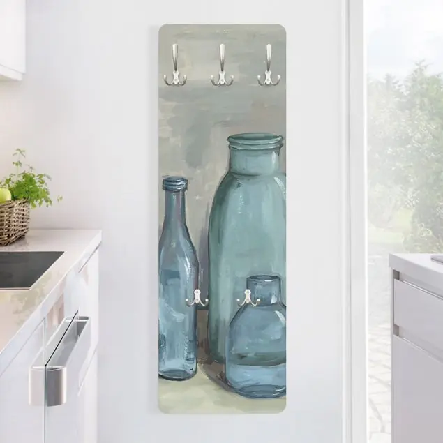 Ausverkauf Stillleben mit Glasflaschen II Wandgarderobe Holzpaneel
