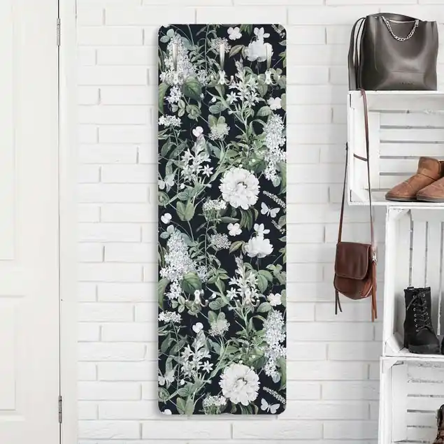 Weiße Blüten und Schmetterlinge auf Blau Wandgarderobe Direktkauf
