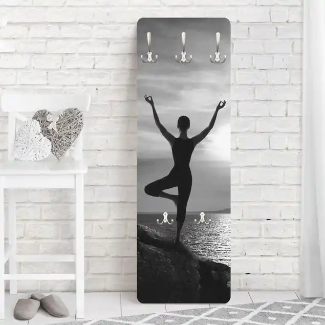Geprüft Yoga schwarz weiß Wandgarderobe Holzpaneel