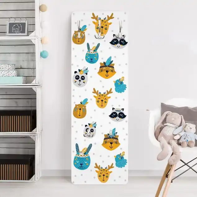 Angebot Tierische Indianerfreunde mit Federschmuck Wandgarderobe Holzpaneel