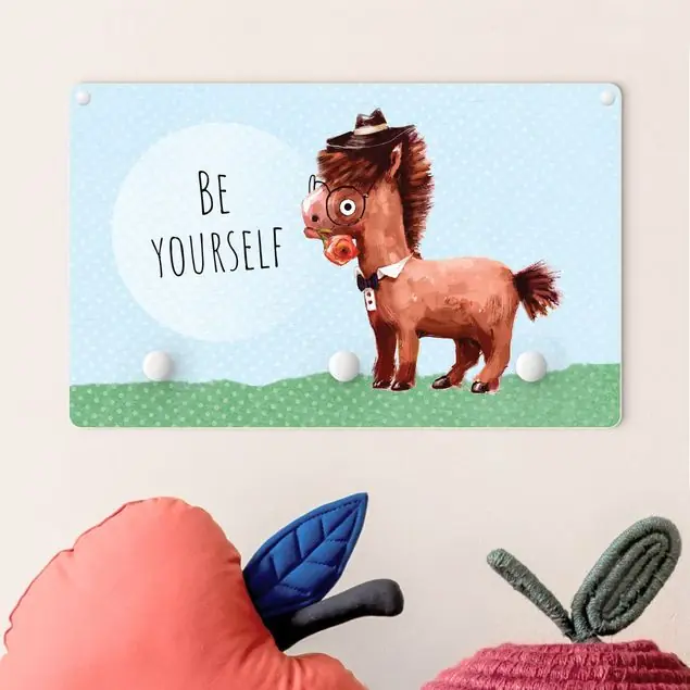 Aktuell Bebrilltes Pony mit Spruch Be Yourself Kindergarderobe Holz