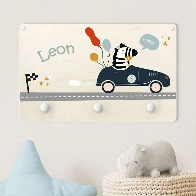 Rennfahrer Zebra mit Wunschname Kindergarderobe Holz mit Namen Neue Kollektion