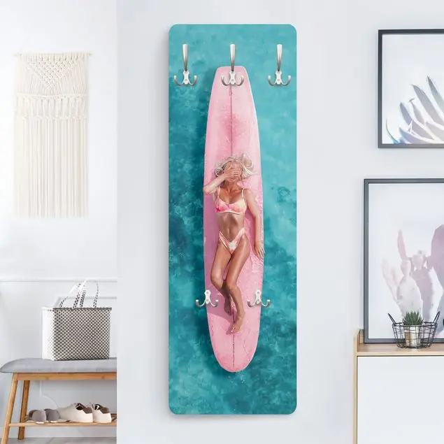 Billig Surfergirl auf Rosa Board Wandgarderobe