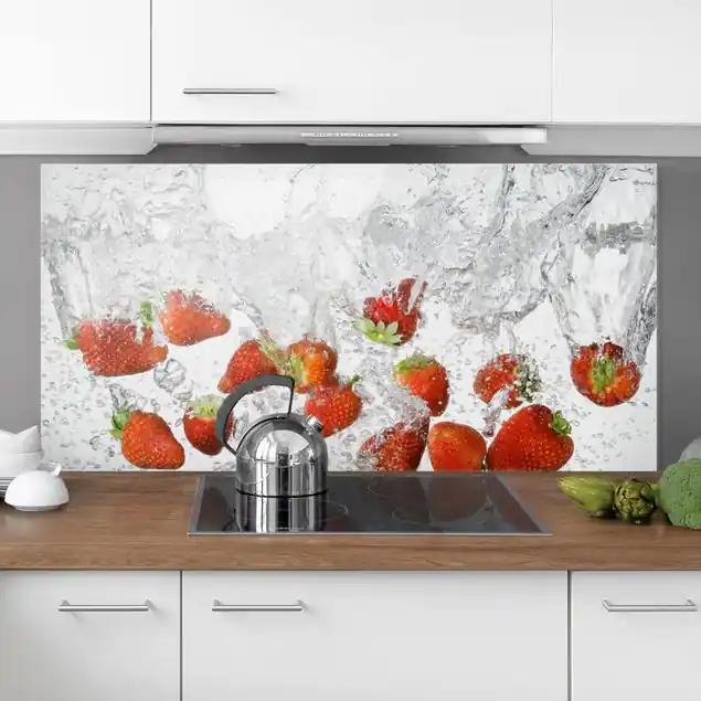 Schneller Versand Frische Erdbeeren im Wasser Glas Spritzschutz - Querformat 2:1
