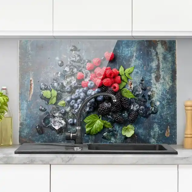 Knallerangebot Beerenmischung mit Eiswürfeln Holz Glas Spritzschutz - Querformat 3:2