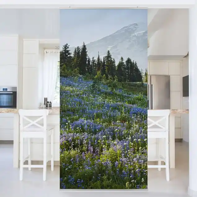 Markenware Bergwiese mit blauen Blumen vor Mt. Rainier Raumteiler