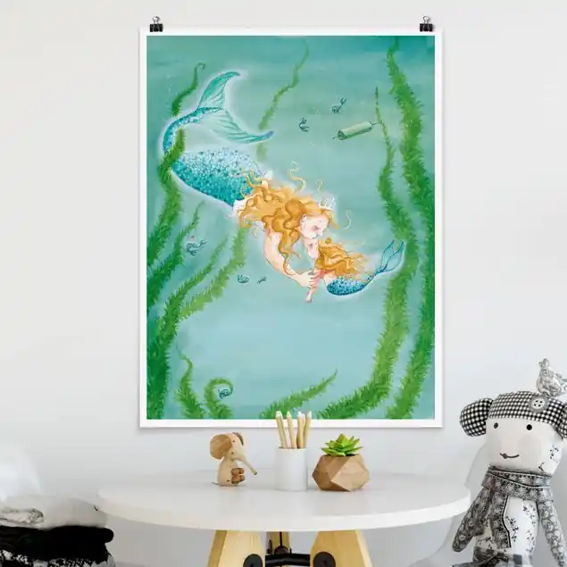 Matilda die kleine Meerjungfrau - Die Königin küsst Matilda Poster - Hochformat Kostenfreie Lieferung