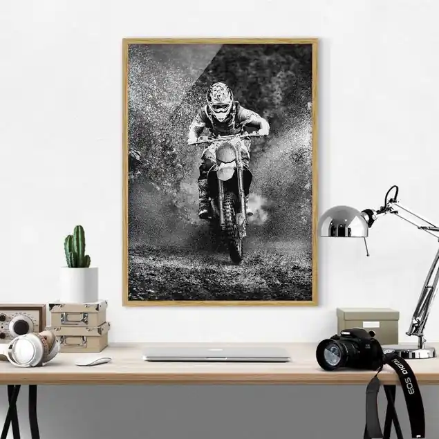 Kracherpreis Motocross im Schlamm Bild mit Rahmen - Hochformat