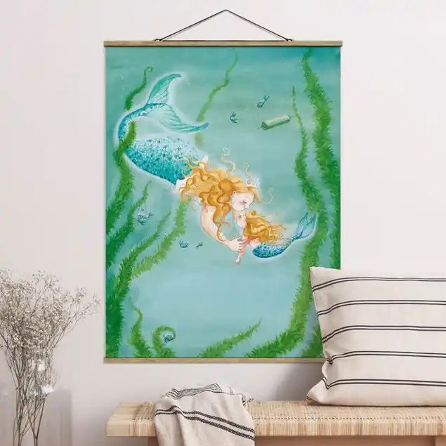 Knallerangebot Matilda die kleine Meerjungfrau - Die Königin küsst Matilda Stoffbild - Hochformat