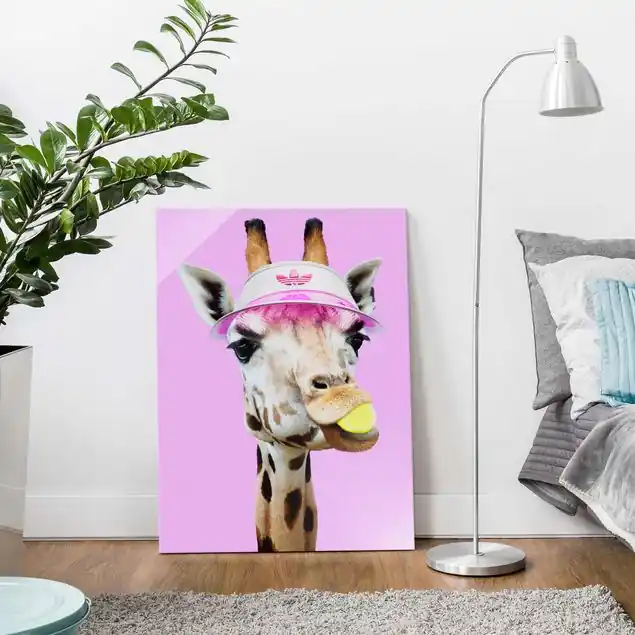 Wochenendangebot Giraffe beim Tennis Glasbild - Hochformat