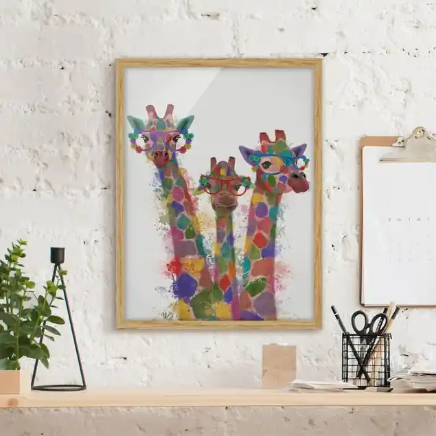 Regenbogen Splash Giraffen-Trio Bild mit Rahmen - Hochformat Knallerangebot