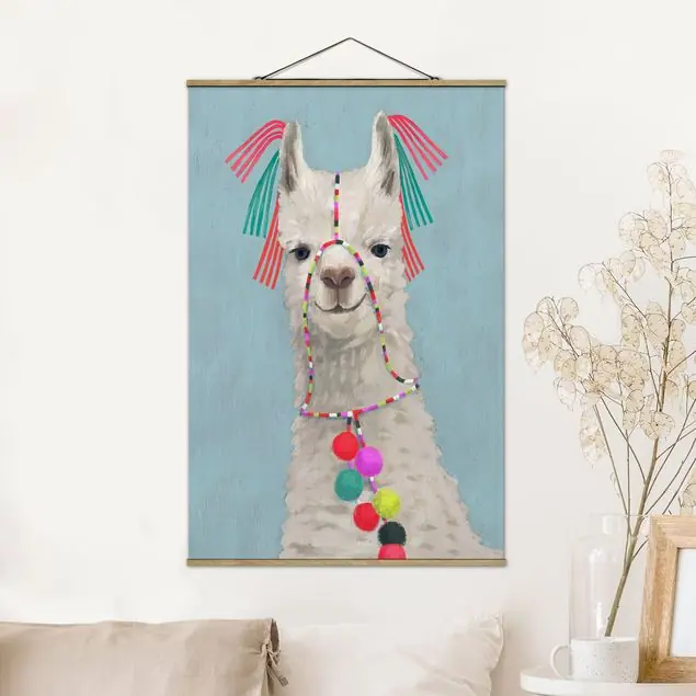 Lama mit Schmuck II Stoffbild - Hochformat Kostenfreie Lieferung