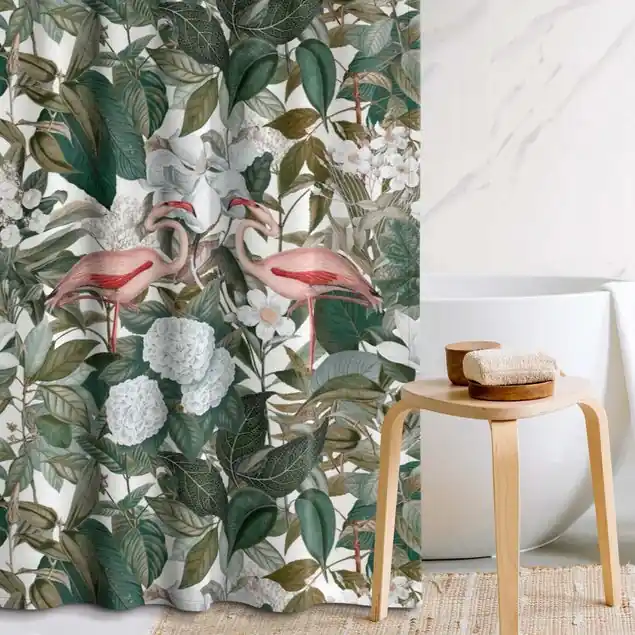 Rosa Flamingos mit Blättern und weißen Blumen                               Duschvorhang Aktuell