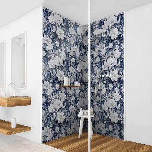 Weiße Blumen vor Blau Duschrückwand • selbstklebend • glänzend • 0,35 mm Neuheit