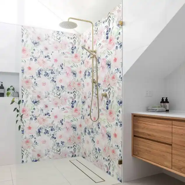 Rosa Rosen mit Blaubeeren vor Weiß Duschrückwand • selbstklebend • glänzend • 0,35 mm Top-Preis